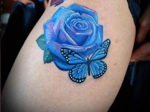 fotos-de-tatuagens-da-rosa-rosa-azul-com-borboleta