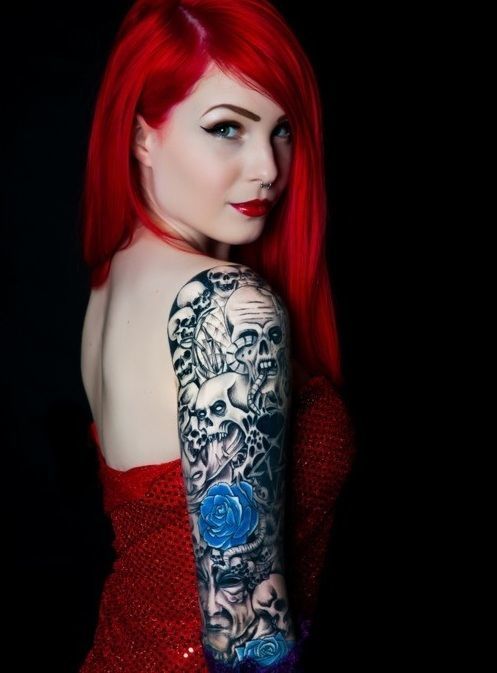 fotos-de-tatuagens-da-rosa-azul-rosa-braço-envolto-em-caveiras