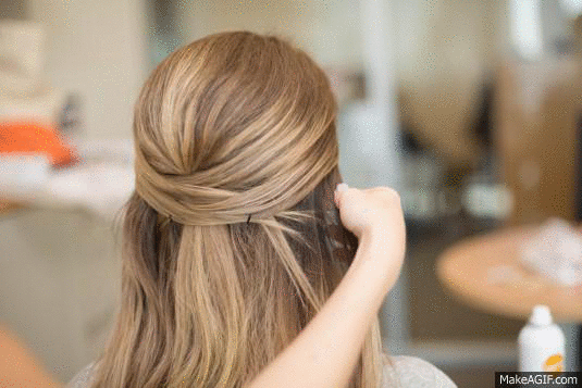 GIF garota colocando presilhas no cabelo 