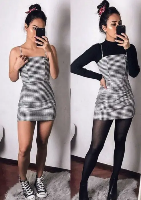 Looks com vestidos e blusas básicas;  mulher tirando selfie em frente ao espelho, vestido xadrez preto e branco, com meias, tênis, botins, penteado com coque