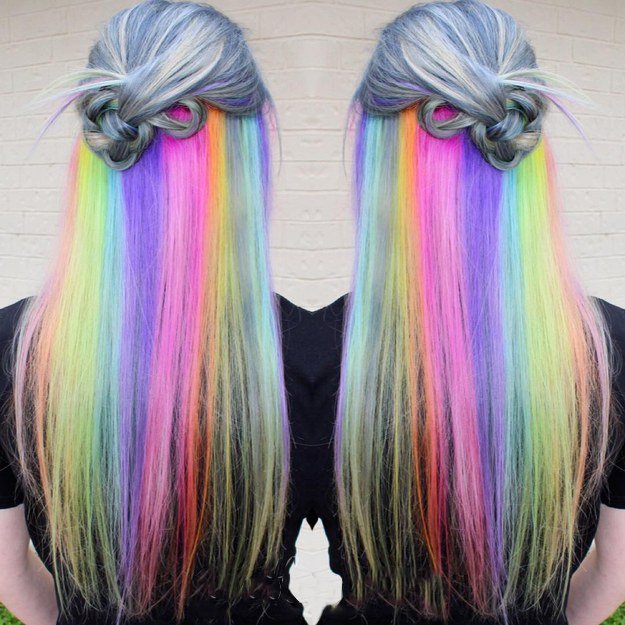 Menina de cabelo grisalho com um arco-íris no meio do cabelo 