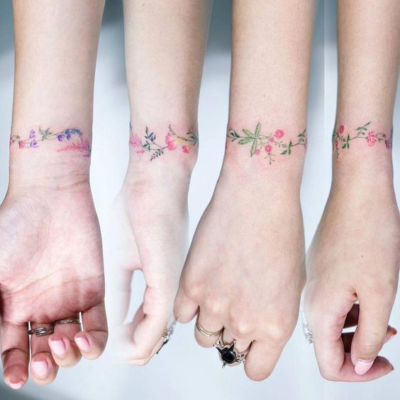Tatuagem de flor no pulso
