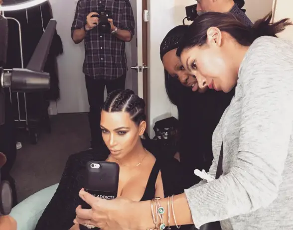 A Kardashian com tranças boxer em seu cabeleireiro. 