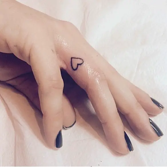 15-fotos-de-pequenas-tatuagens-nos-dedos-da-mão-para-mulher-tatuagem de coração