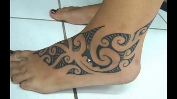 35 ideias de tatuagens tribais para mulheres (fotos