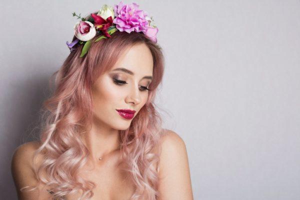 Penteados de casamento modernos e simples com cabelo tingido de rosa 