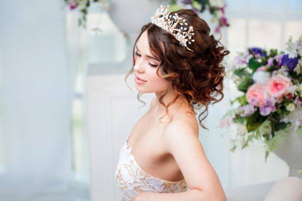 Penteados de noiva com tiara de coroa grande 
