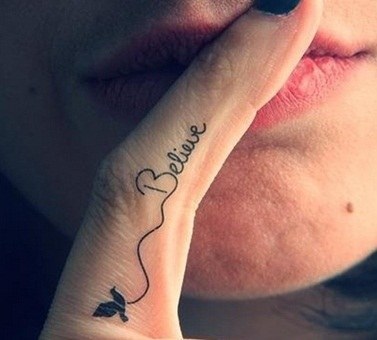 a-melhor-letras-tatuagens-para-uma-garota-zona-tatuagem de dedo