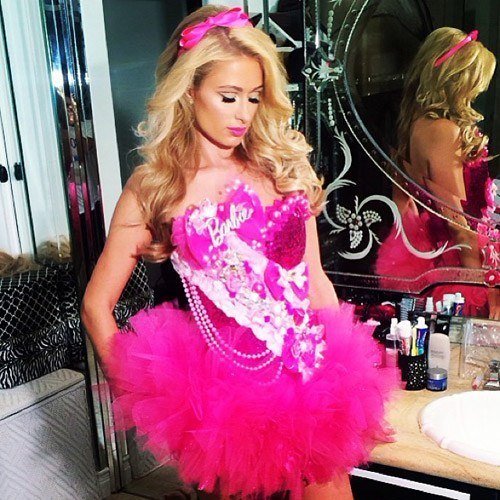 revisão-aos-trajes-de-celebridades-no-instagram-Paris-Hilton-de-Barbie