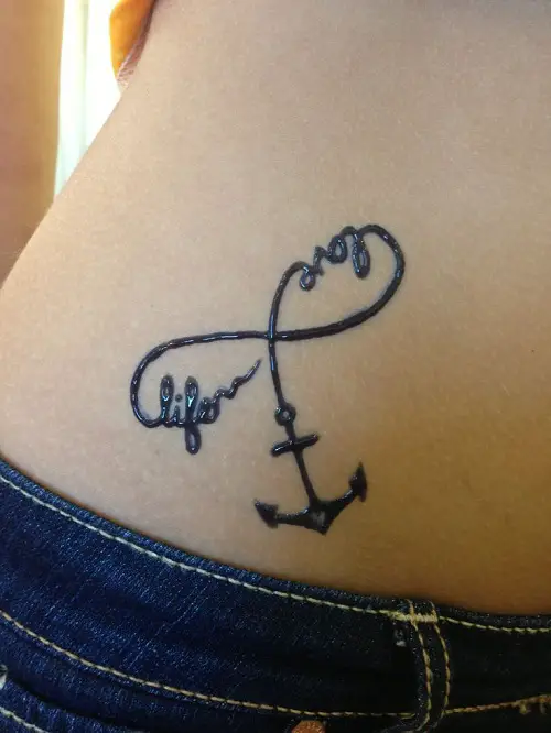 Tatuagens infinitas desenham fotos e seu significado com uma âncora
