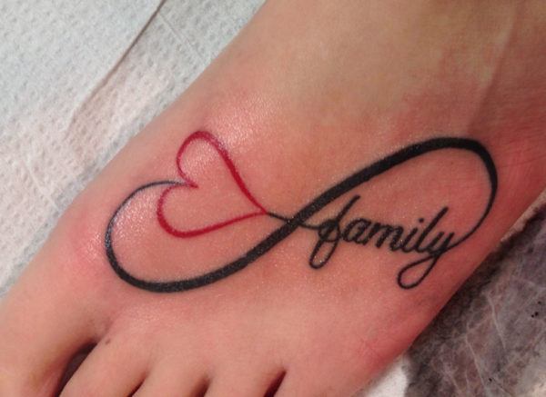 As tatuagens do infinito projetam fotos e seu significado com um coração e a palavra família