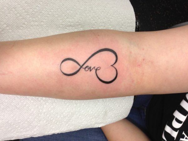 As tatuagens do infinito projetam fotos e seu significado na forma de um coração