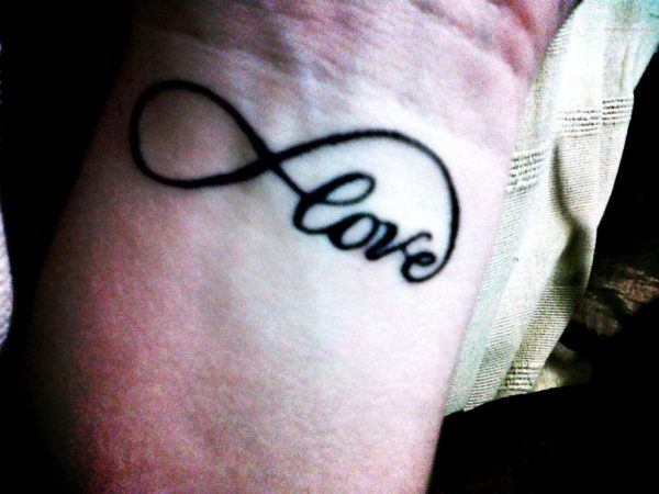 As tatuagens do infinito desenham fotos e seu significado com a palavra amor