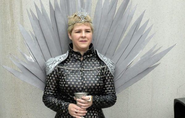 as-melhores-fotos-de-fantasias-originais-para-halloween-2016-cersei-lannister-trono