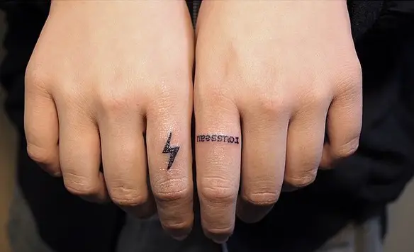 15-fotos-de-pequenas-tatuagens-nos-dedos-da-mão-para-mulher-tatuagem - harry-potter