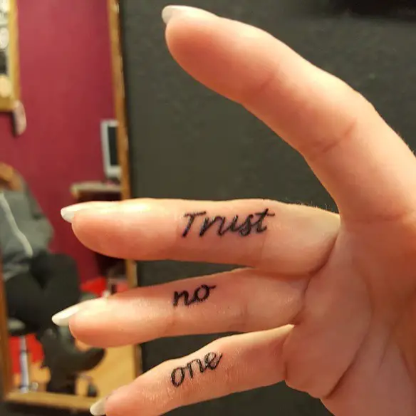 15-fotos-de-pequenas-tatuagens-nos-dedos-da-mão-para-mulheres-mensagens-tatuagem