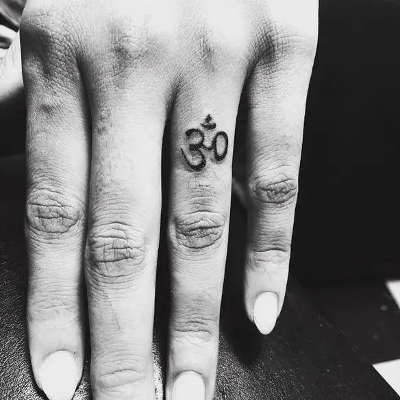 15-fotos-de-pequenas-tatuagens-nos-dedos-da-mão-para-mulher-mantra-tatuagem