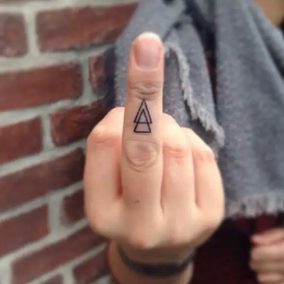 15-fotos-de-pequenas-tatuagens-nos-dedos-da-mão-para-mulher-tatuagem-triângulo