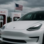 Η Ταλαιπωρημένη Χρονιά της Tesla: Μπορεί η Κορυφαία Μάρκα Ηλεκτρικών Αυτοκινήτων της Αμερικής να Επαναφέρει τη Βιομηχανία στη Ζωή το 2025;